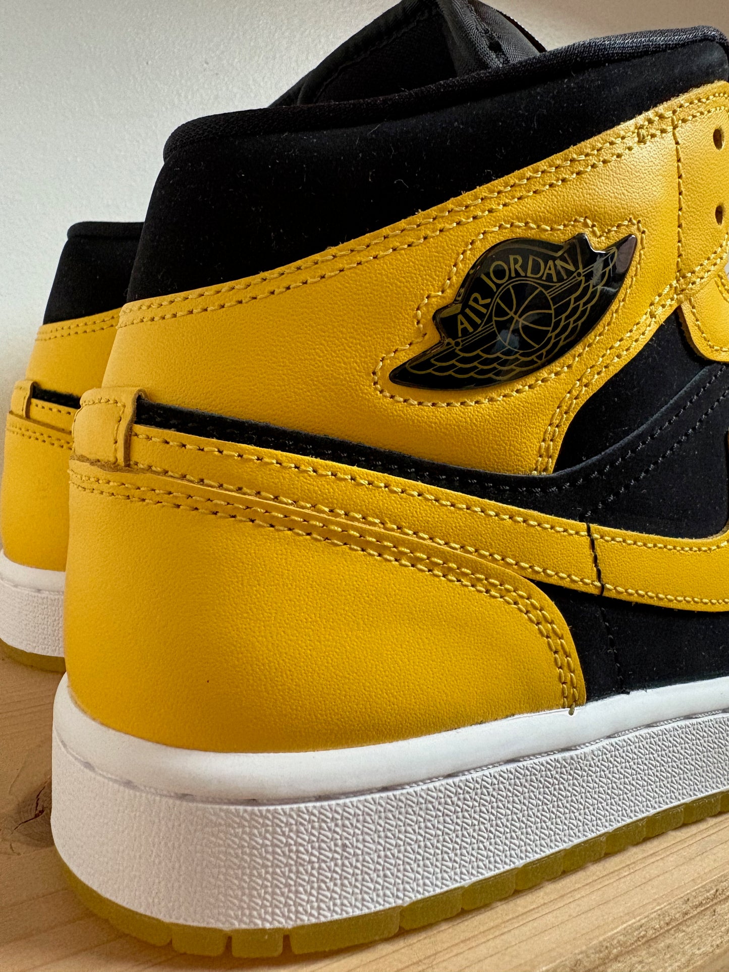 Jordan 1 Mid New Love
