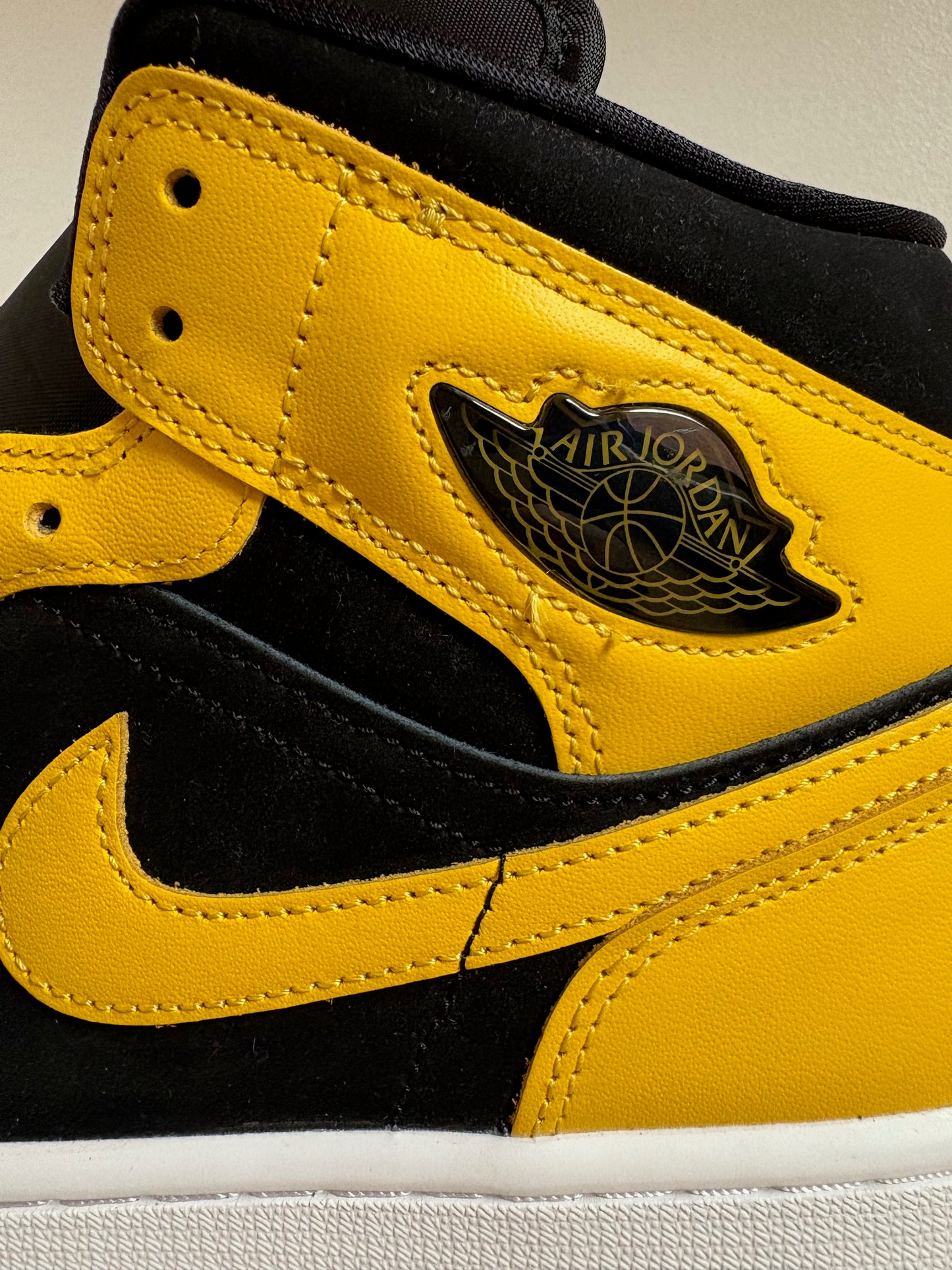 Jordan 1 Mid New Love