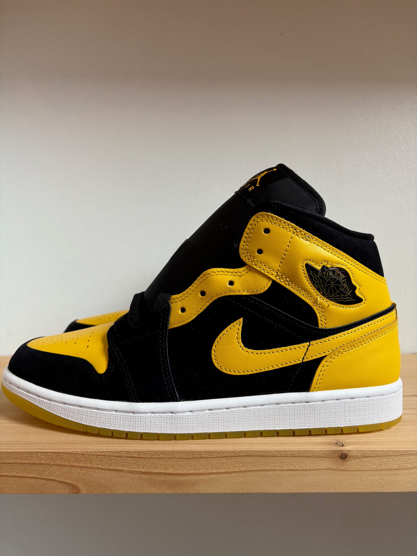 Jordan 1 Mid New Love