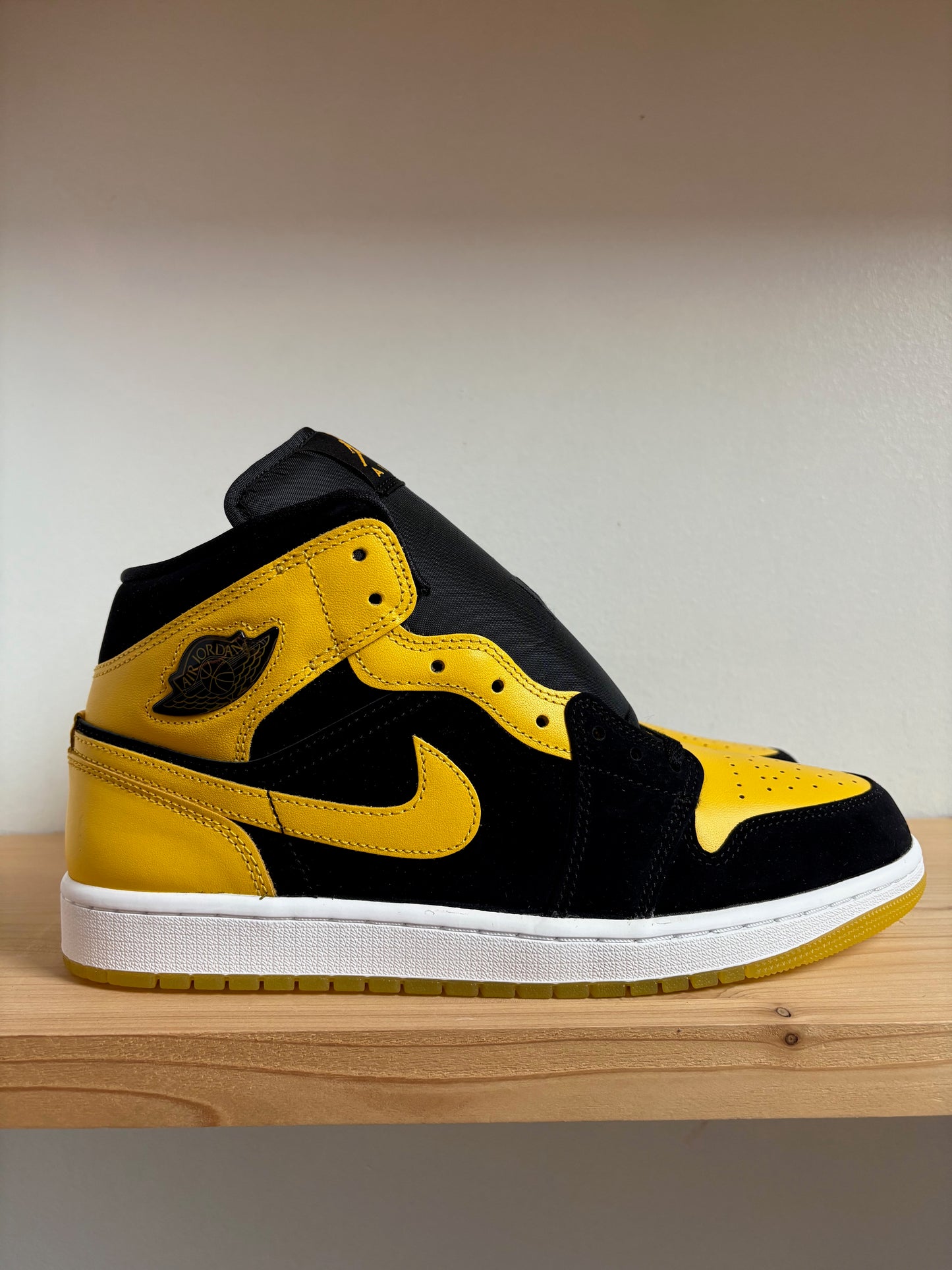 Jordan 1 Mid New Love
