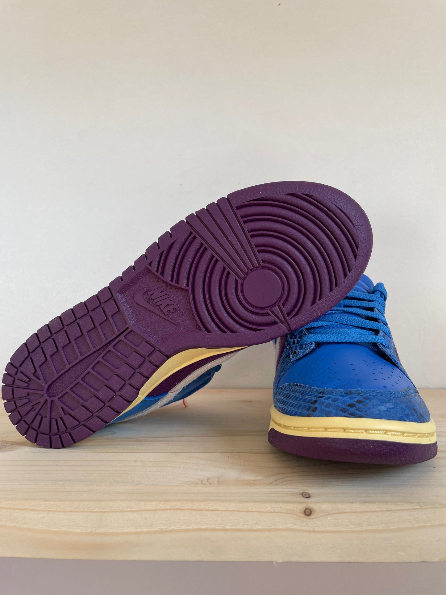 ANTWERP SNKR - Nike Dunk Low Undefeated 5 On it Dunk vs. AF1