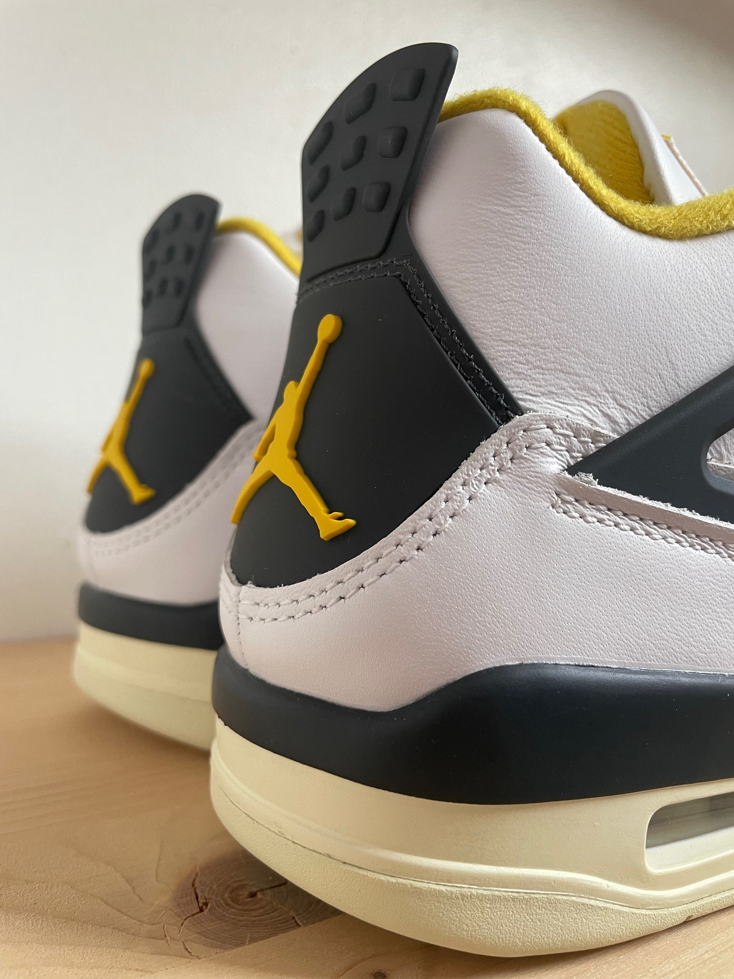 Jordan 4 Retro Vivid Sulfur (WMNS)