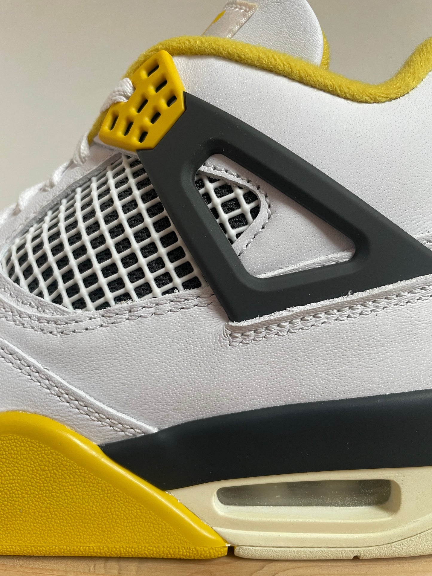 Jordan 4 Retro Vivid Sulfur (WMNS)