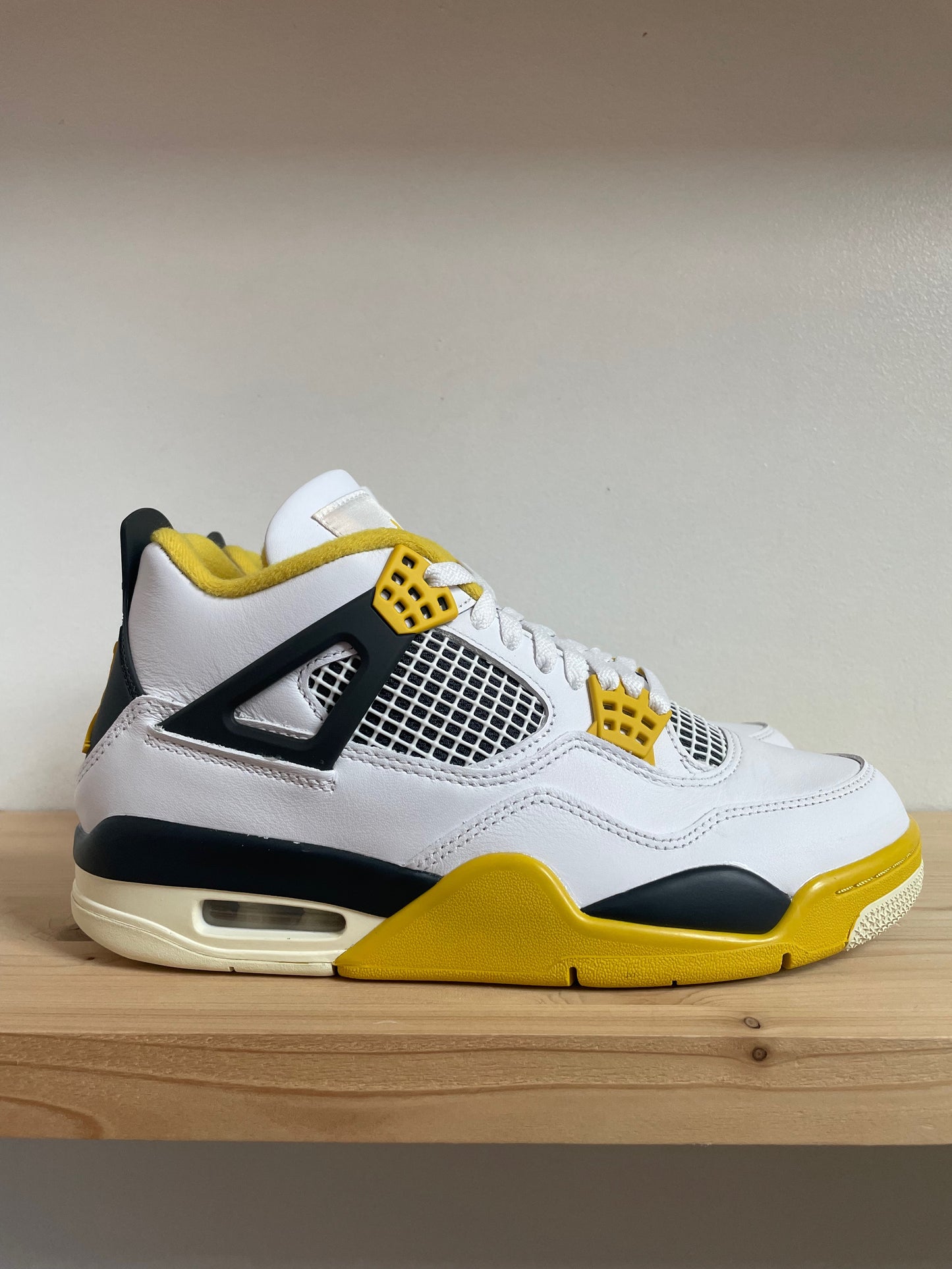 Jordan 4 Retro Vivid Sulfur (WMNS)