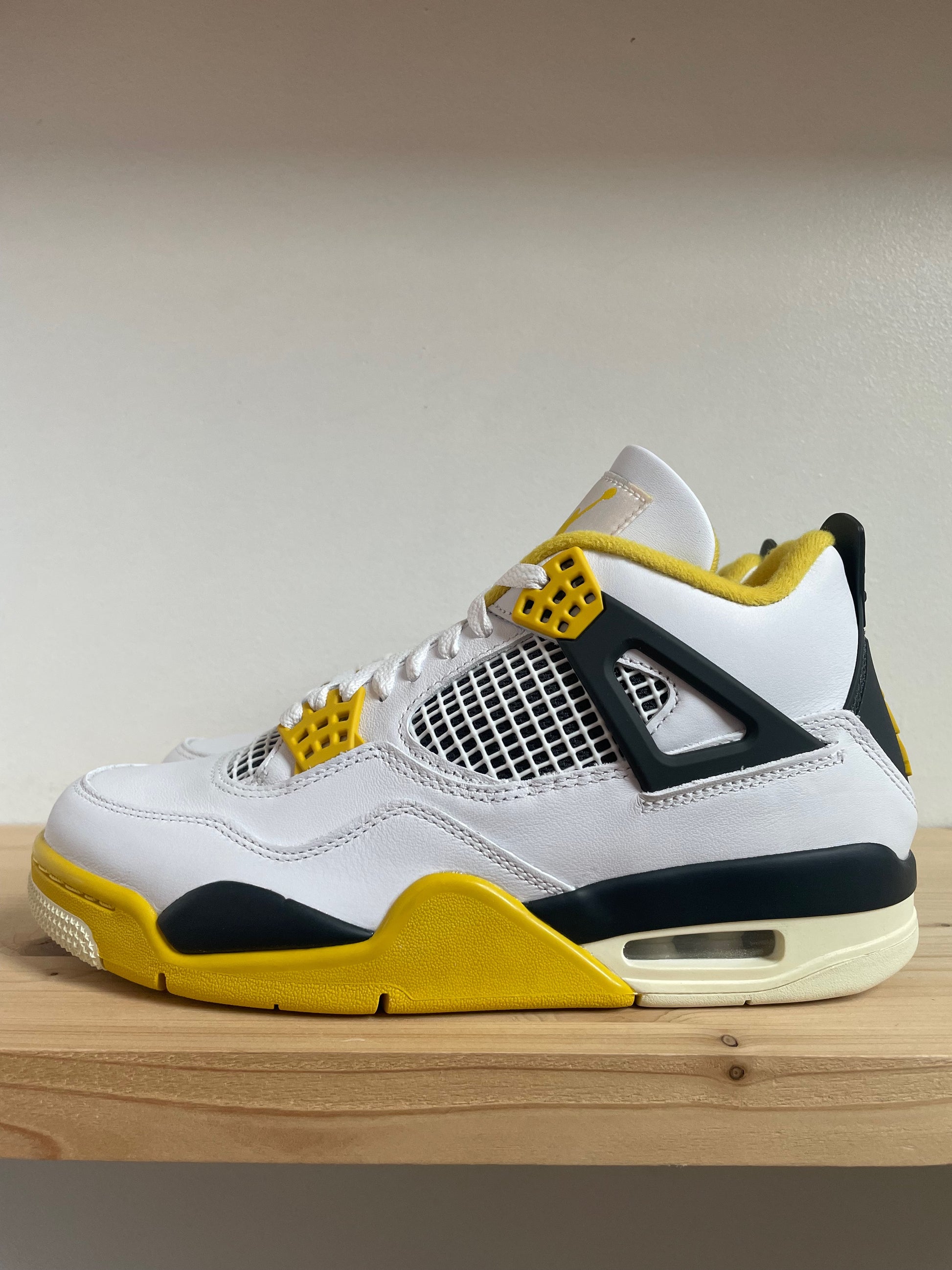 Jordan 4 Retro Vivid Sulfur (WMNS)