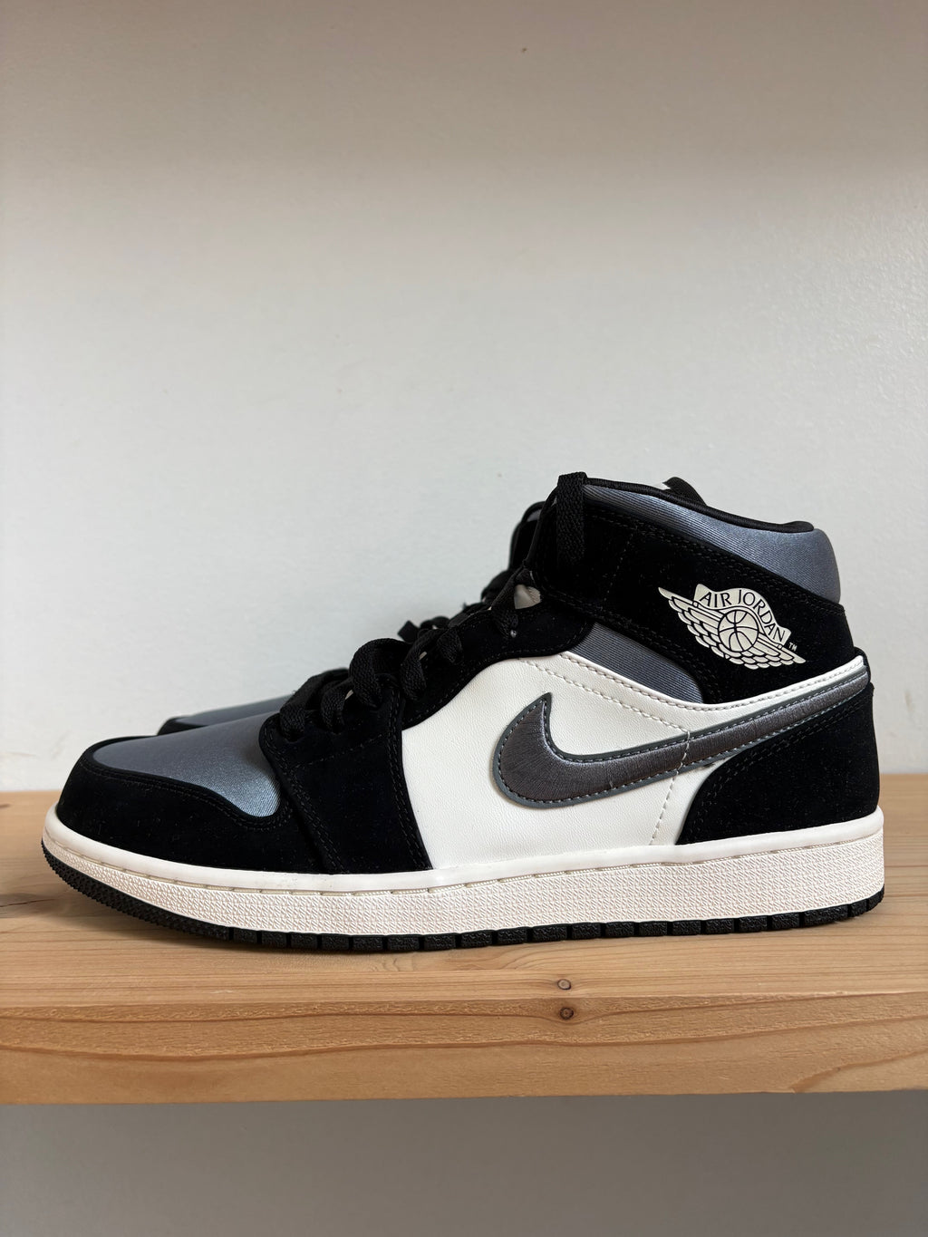 Jordan 1 Mid Satin Grey Toe