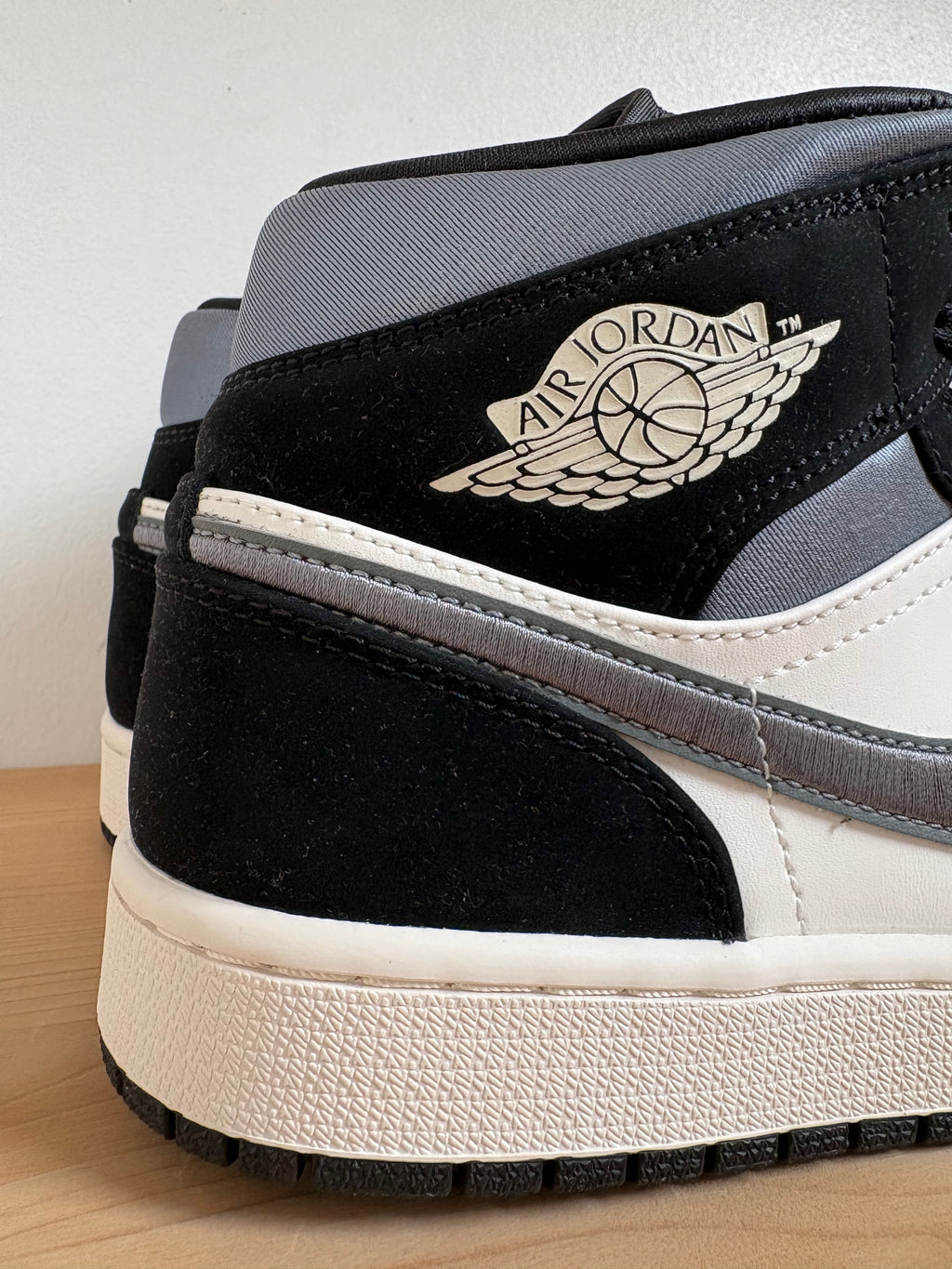 Jordan 1 Mid Satin Grey Toe